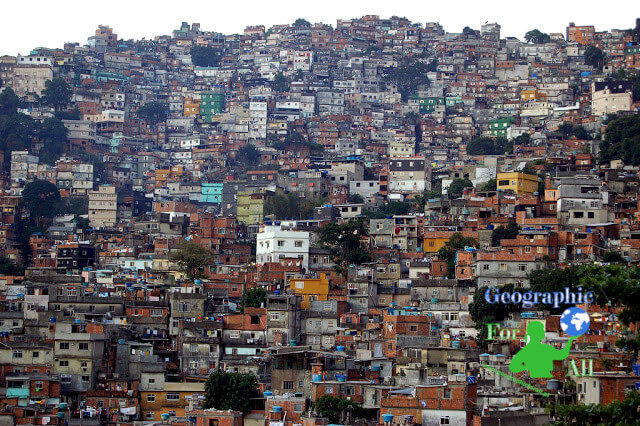 Favela w Rio de Janeiro autor: metamorFoseAmBULAante, Urbanizacja w krajach wysoko i słabo rozwiniętych - zjawiska