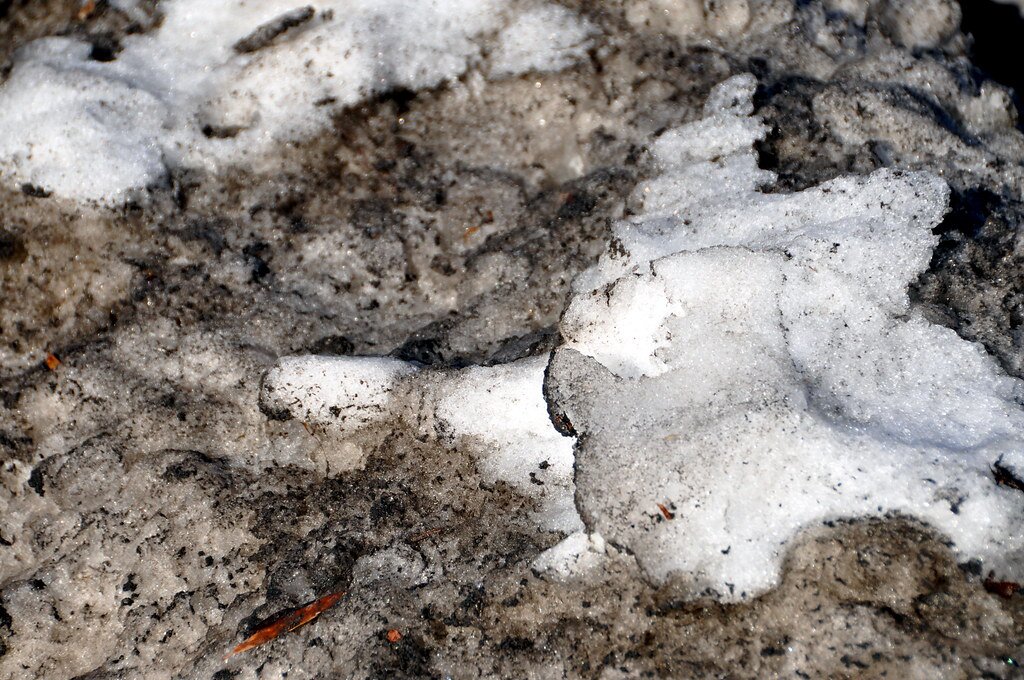 Zmiana albedo śniegu na skutek pokrycia sadzą, Źródło Dirty Snow by Kevin H. is licensed under CC BY-NC-ND 2.0